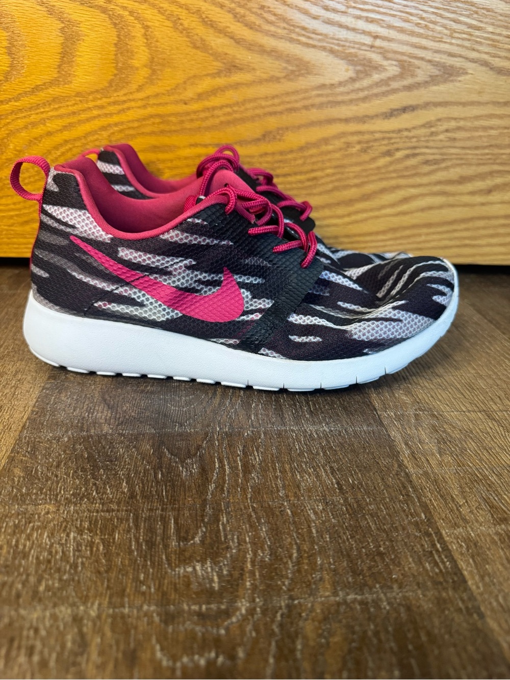 Nike Youth Size 6Y Roshe Run Tiger Camo Pink Black Sneakers GS Big Kid Girls